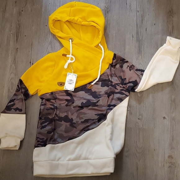 La Mode | Camouflage Contrast Hoodie - Picture 2 of 6